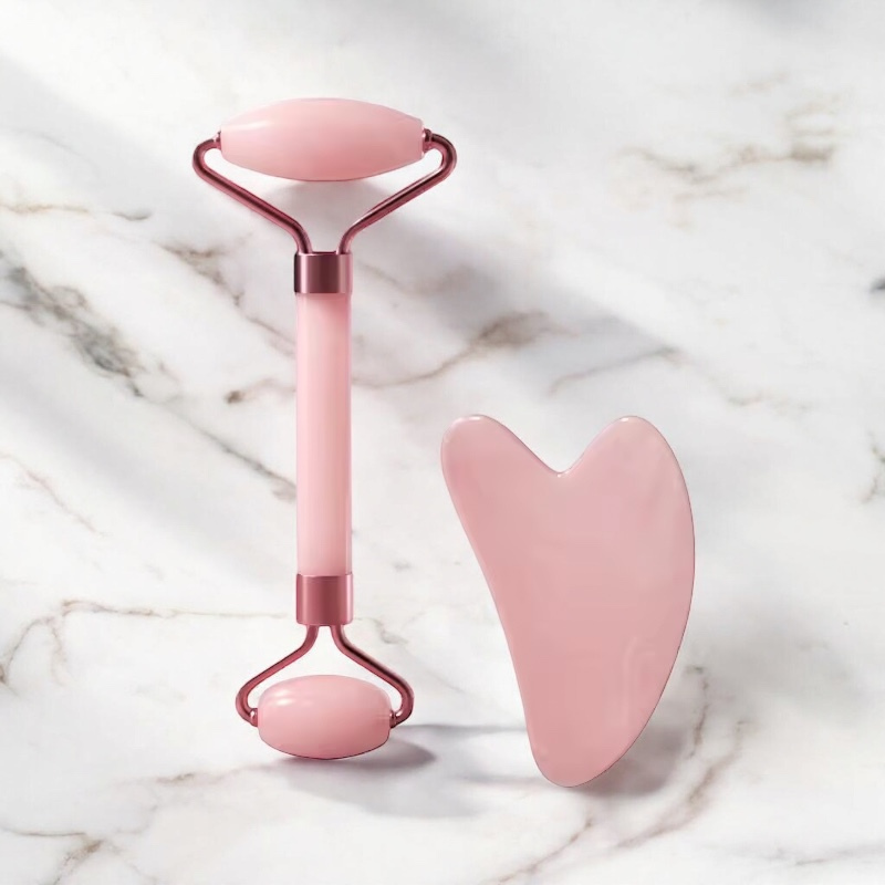 Kit VELURA rouleau visage et pierre de gua sha en quartz rose