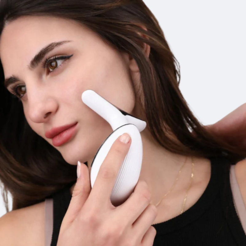 Femme appliquant le sculpteur de visage VELURA le long de sa mâchoire